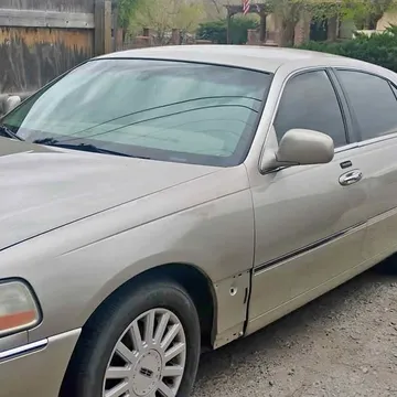 2004 Lincoln Town Car Signature Sedan 4D