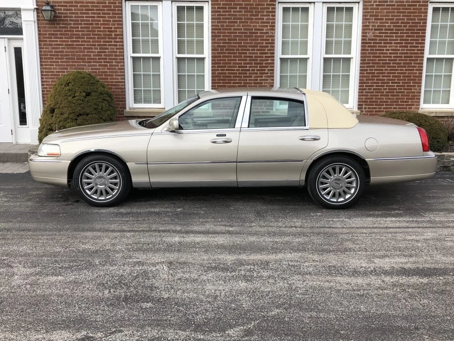 2004 Lincoln Town Car - Image 2 of 7