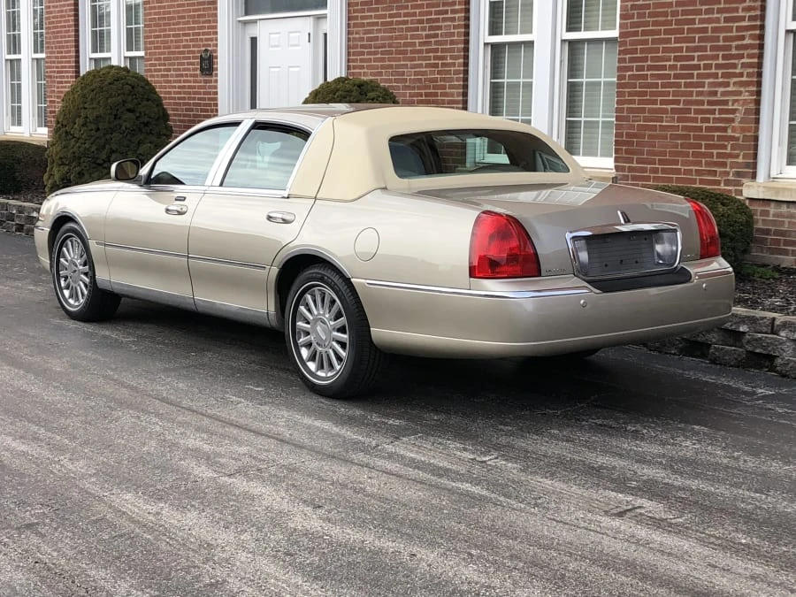 2004 Lincoln Town Car - Image 3 of 7