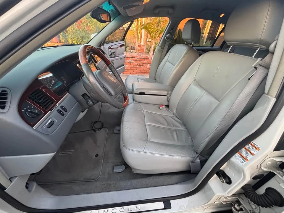 2004 Lincoln Town Car - Image 6 of 10