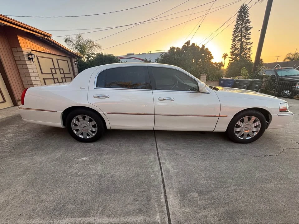 2004 Lincoln Town Car - Image 2 of 10