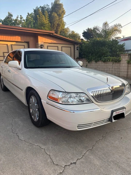 2004 Lincoln Town Car - Image 3 of 10