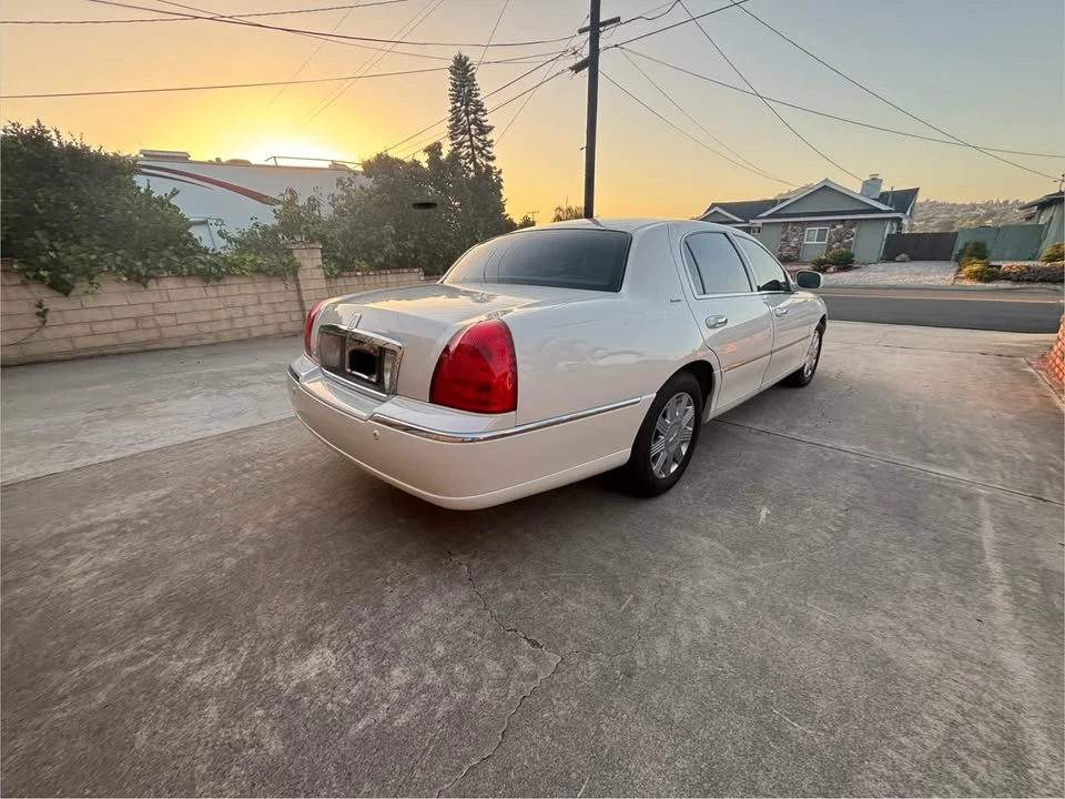 2004 Lincoln Town Car - Image 9 of 10