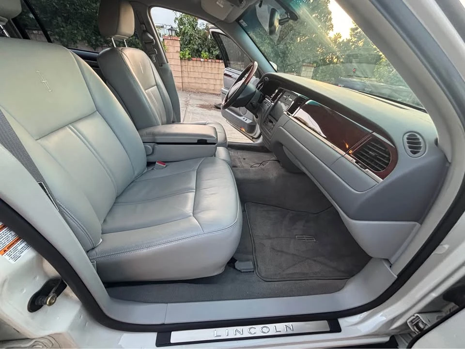 2004 Lincoln Town Car - Image 5 of 10
