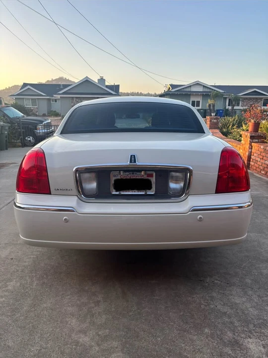 2004 Lincoln Town Car - Image 8 of 10