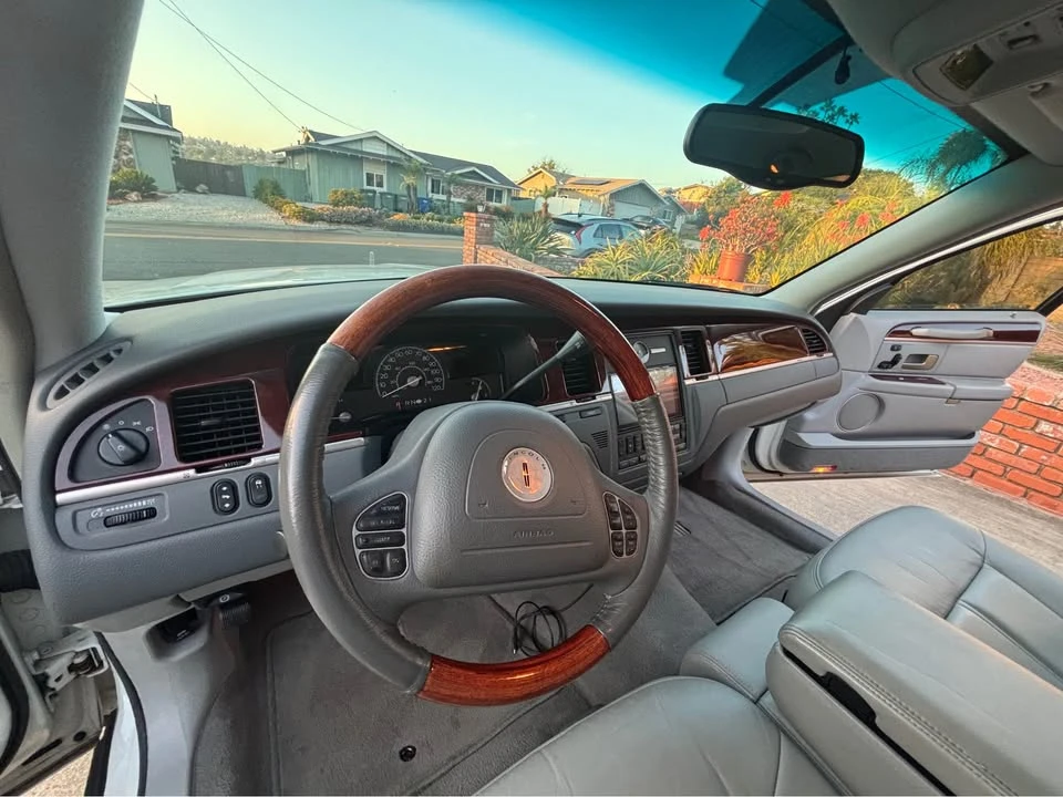 2004 Lincoln Town Car - Image 4 of 10