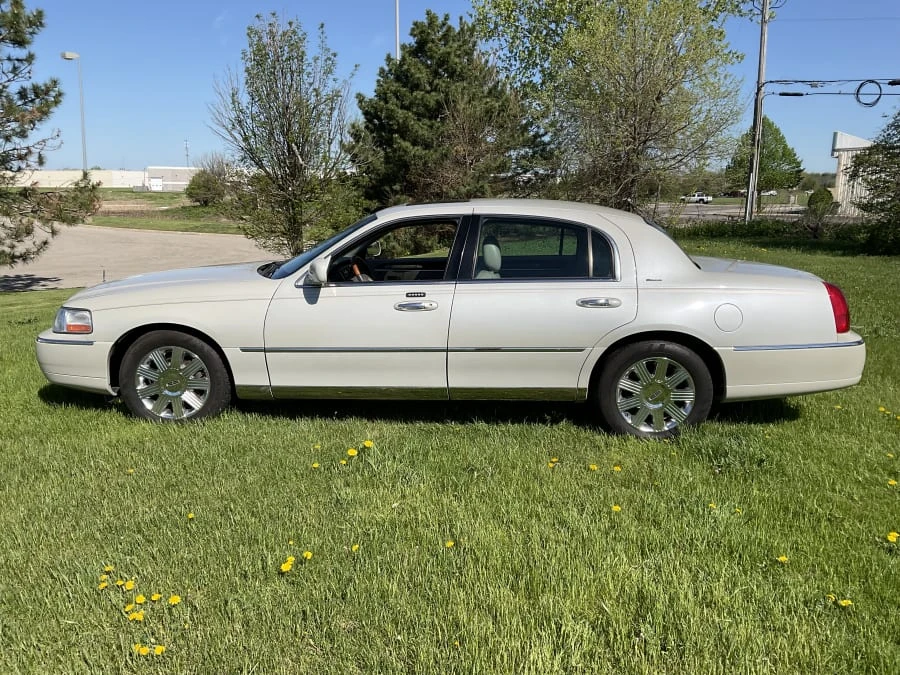 2004 Lincoln Town Car - Image 2 of 14