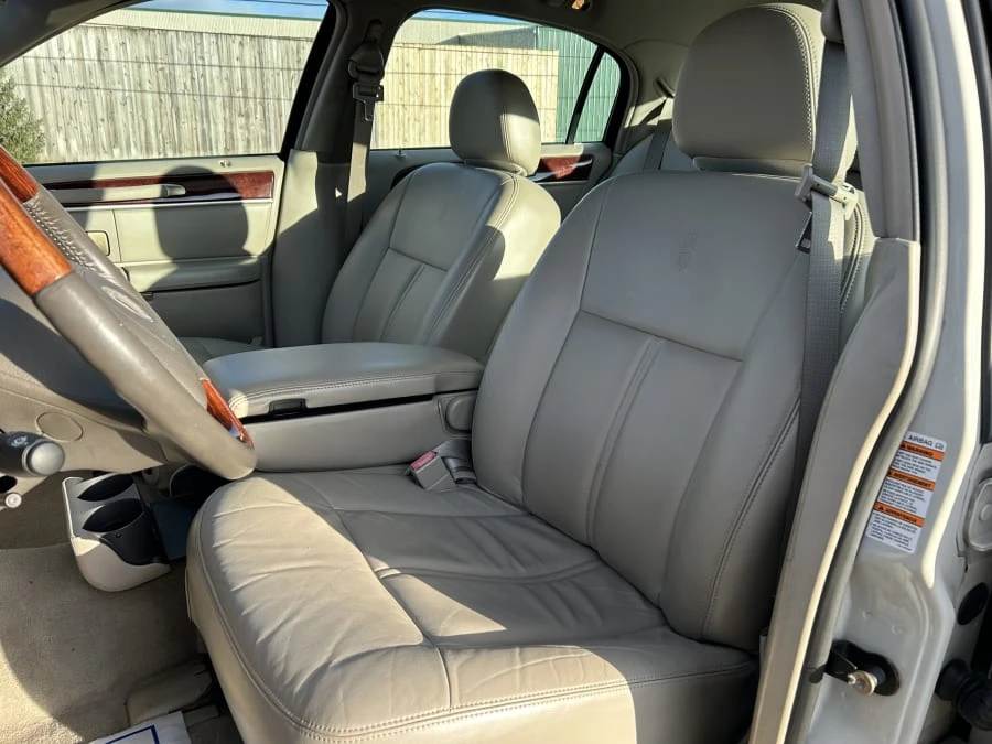 2004 Lincoln Town Car - Image 4 of 12