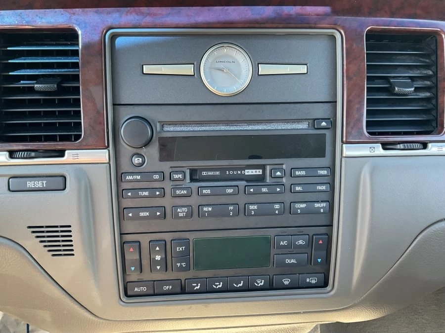 2004 Lincoln Town Car - Image 9 of 14