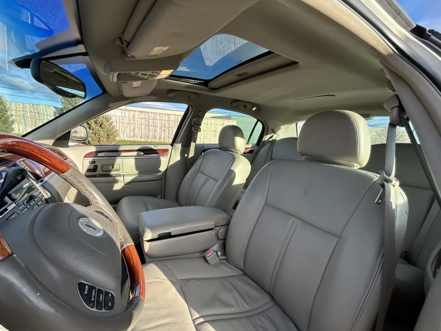 2004 Lincoln Town Car - Image 9 of 12