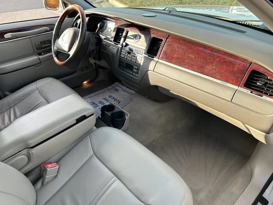 2004 Lincoln Town Car - Image 5 of 12