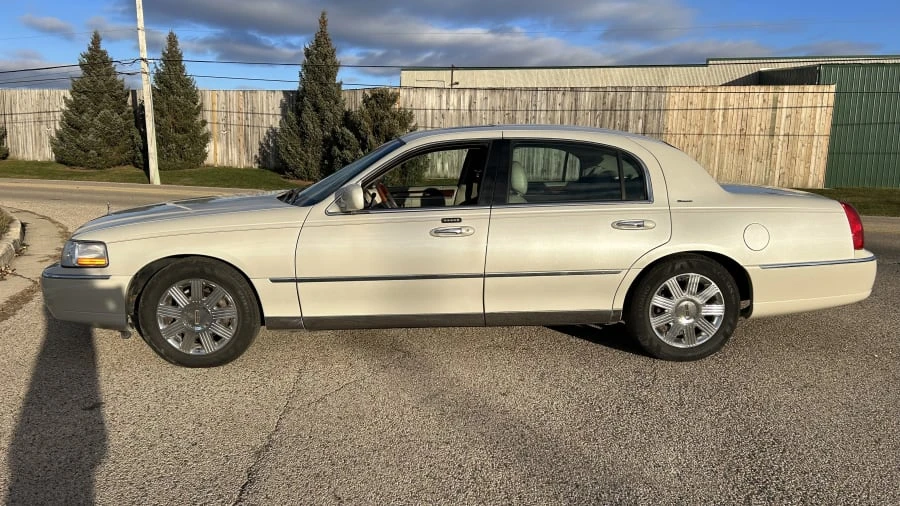 2004 Lincoln Town Car - Image 2 of 12