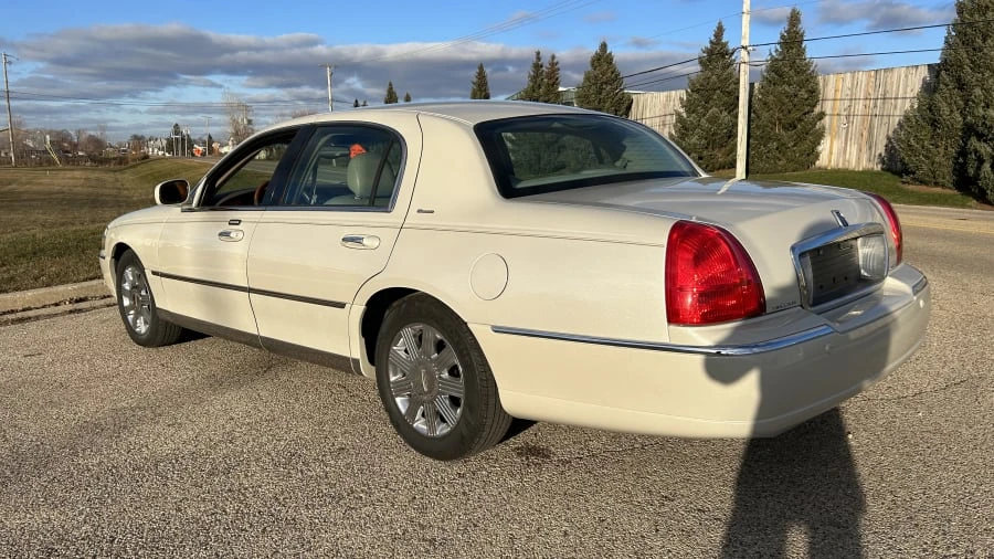 2004 Lincoln Town Car - Image 3 of 12