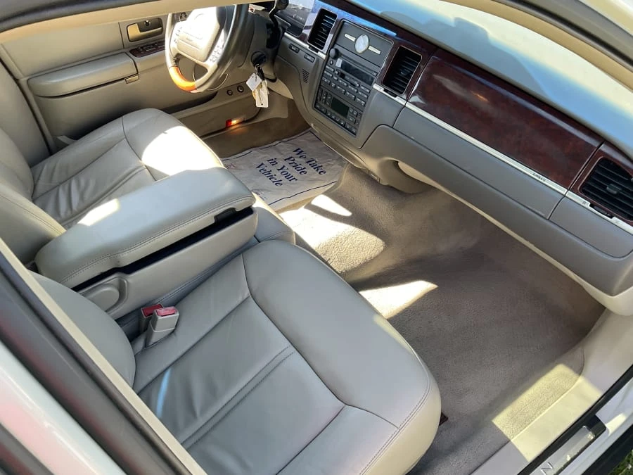2004 Lincoln Town Car - Image 10 of 14