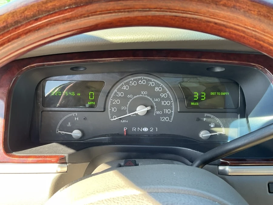 2004 Lincoln Town Car - Image 11 of 14