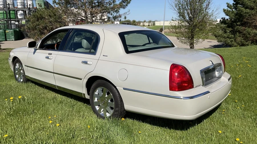 2004 Lincoln Town Car - Image 3 of 14