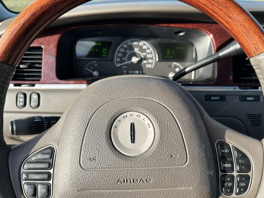2004 Lincoln Town Car - Image 8 of 12