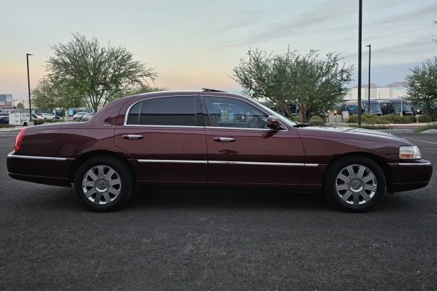 2004 Lincoln Town Car - Image 3 of 7
