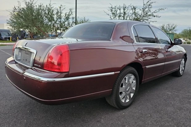 2004 Lincoln Town Car - Image 2 of 7