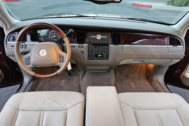 2004 Lincoln Town Car - Image 5 of 7