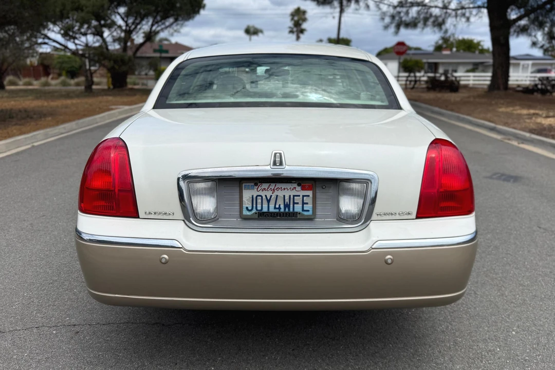 2004 Lincoln Town Car - Image 5 of 31