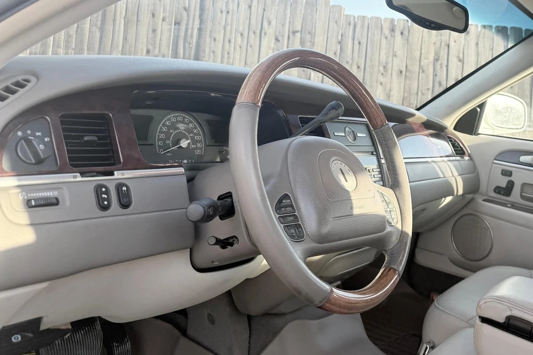 2004 Lincoln Town Car - Image 19 of 31