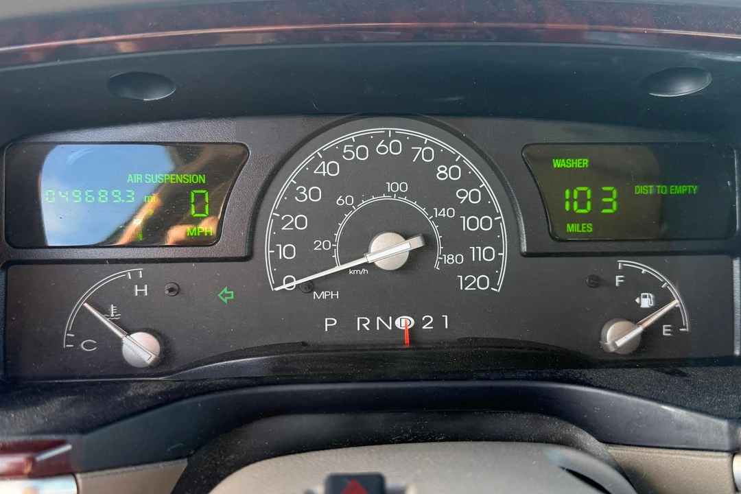 2004 Lincoln Town Car - Image 22 of 31