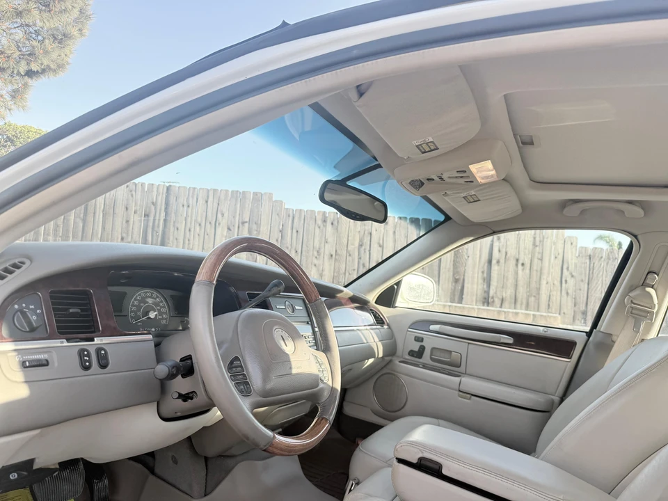 2004 Lincoln Town Car - Image 26 of 31