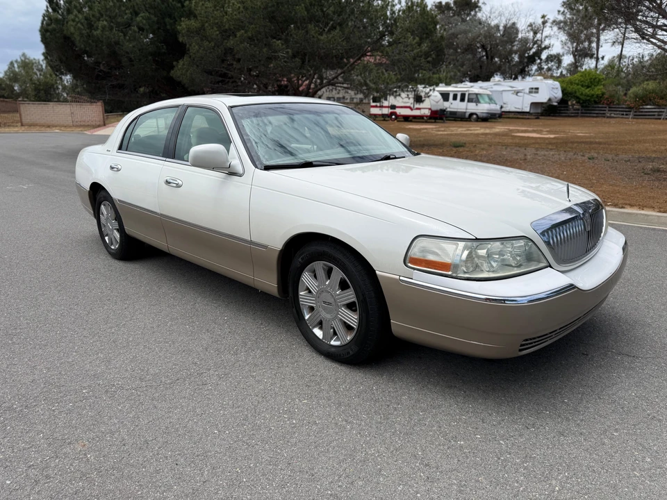 2004 Lincoln Town Car - Image 8 of 31