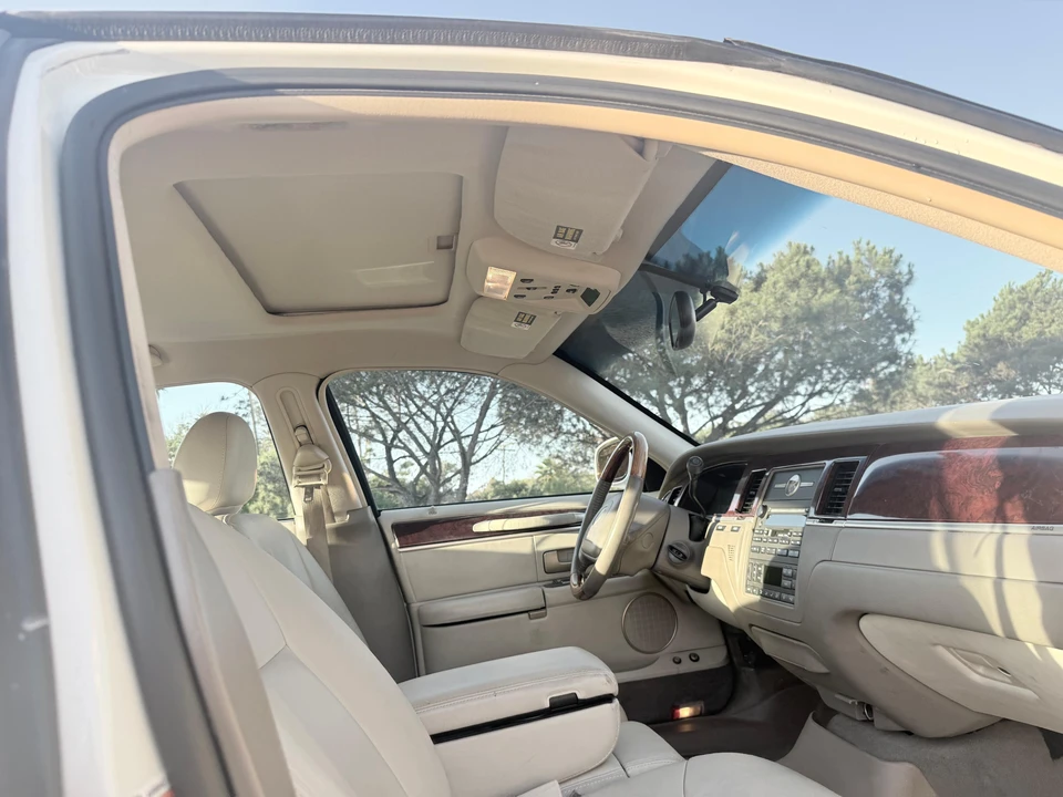 2004 Lincoln Town Car - Image 27 of 31