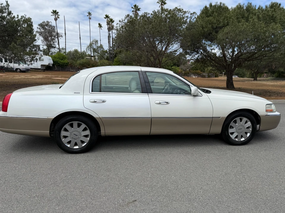 2004 Lincoln Town Car - Image 7 of 31