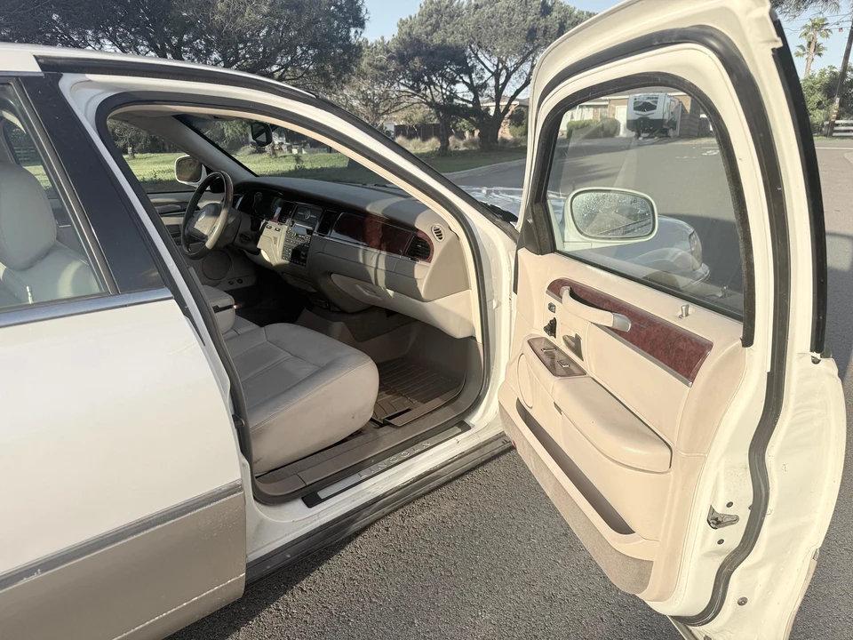 2004 Lincoln Town Car - Image 31 of 31