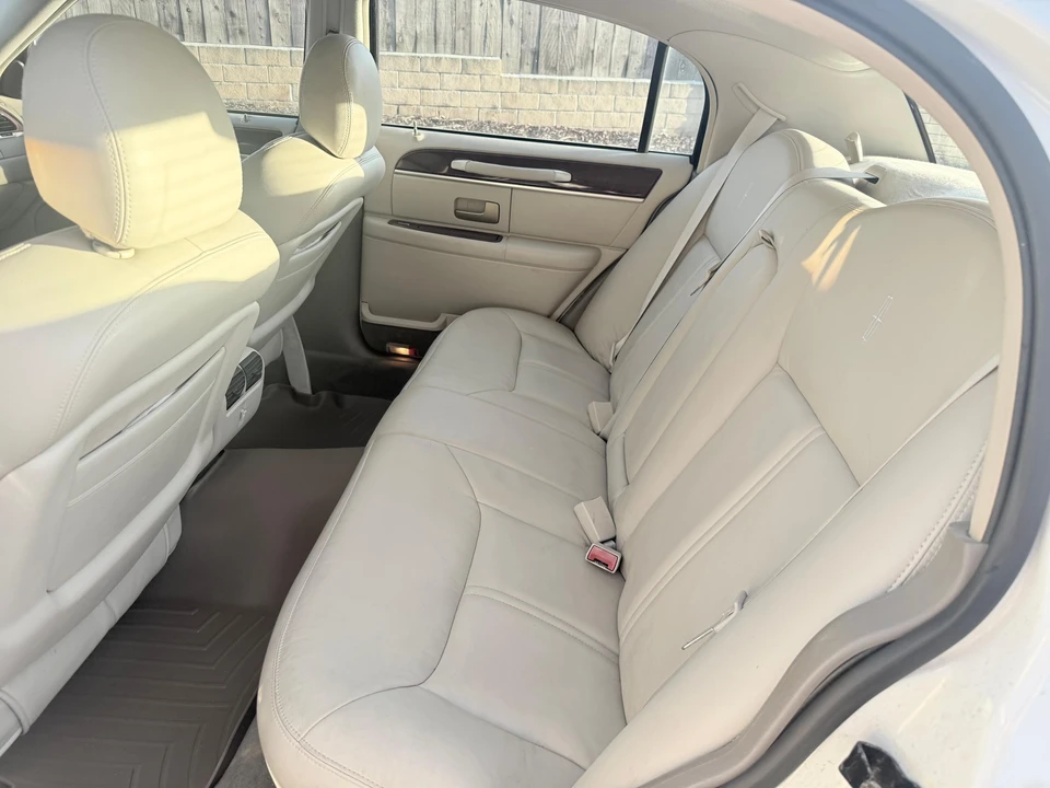 2004 Lincoln Town Car - Image 24 of 31