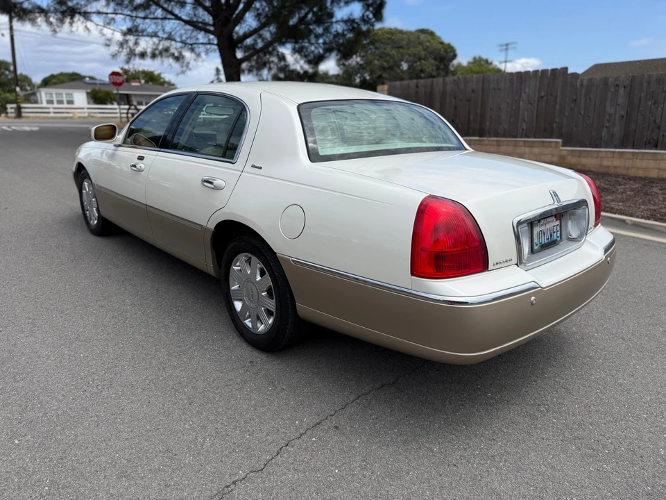2004 Lincoln Town Car - Image 6 of 31