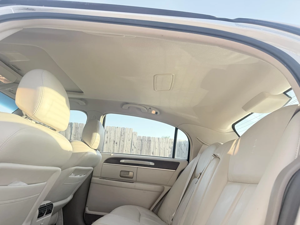 2004 Lincoln Town Car - Image 28 of 31