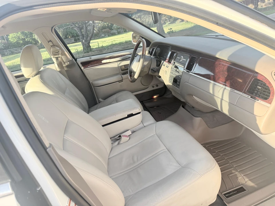 2004 Lincoln Town Car - Image 23 of 31