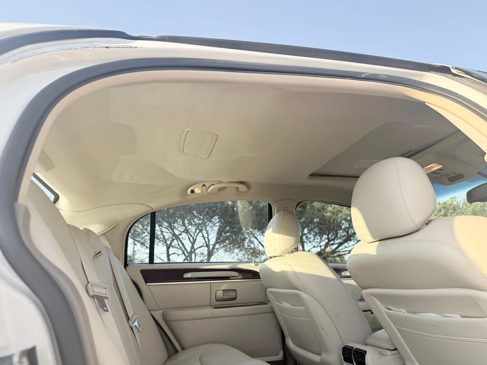 2004 Lincoln Town Car - Image 29 of 31