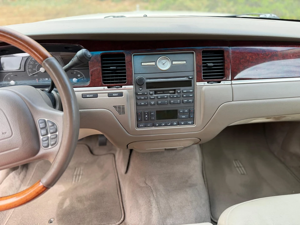 2004 Lincoln Town Car - Image 25 of 31
