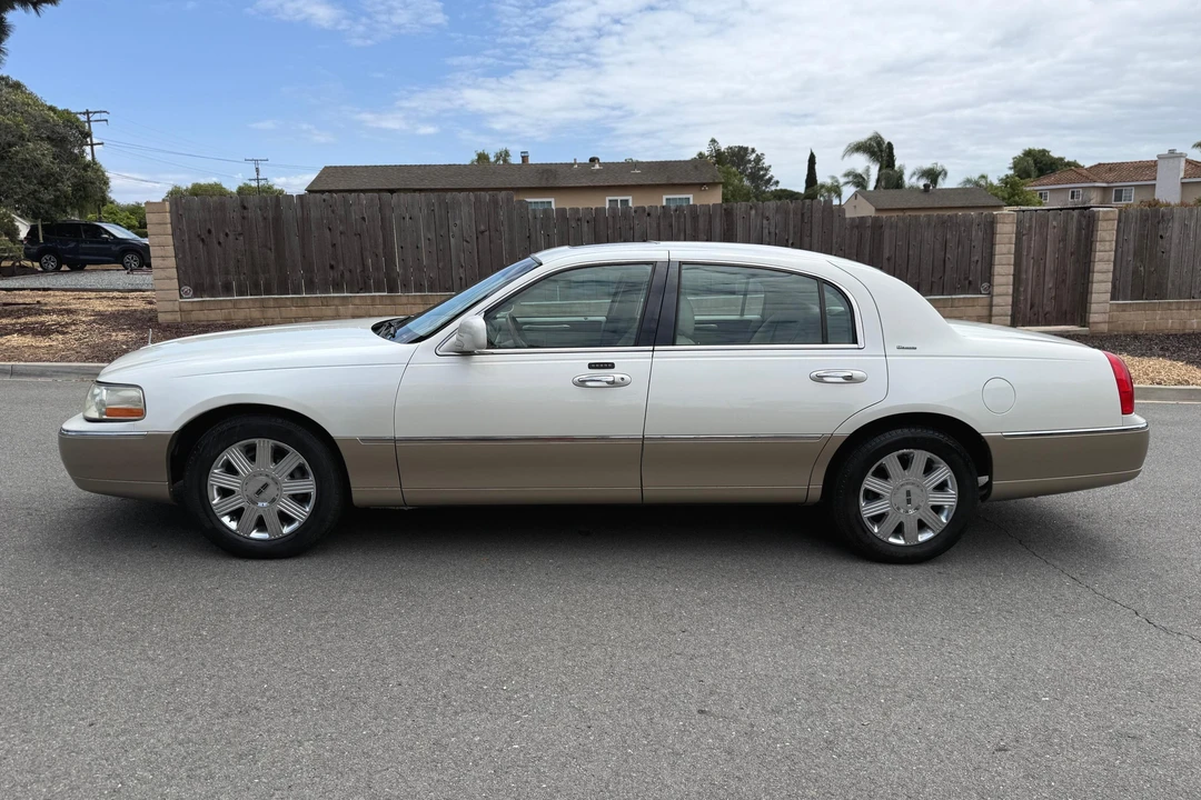 2004 Lincoln Town Car - Image 3 of 31