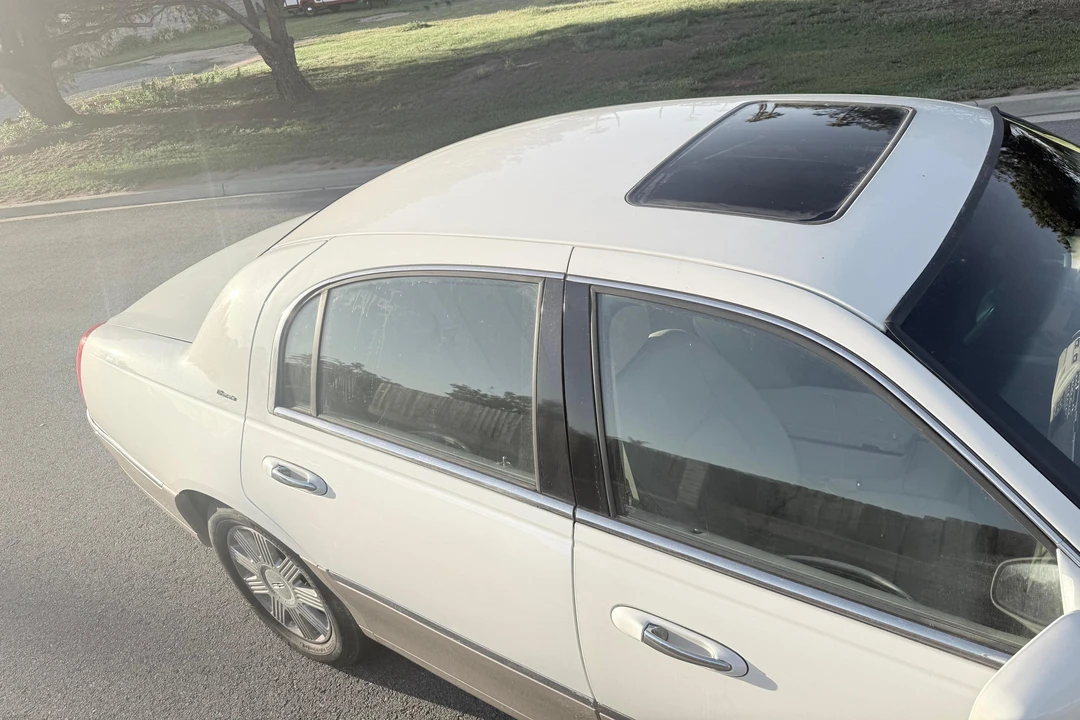 2004 Lincoln Town Car - Image 13 of 31