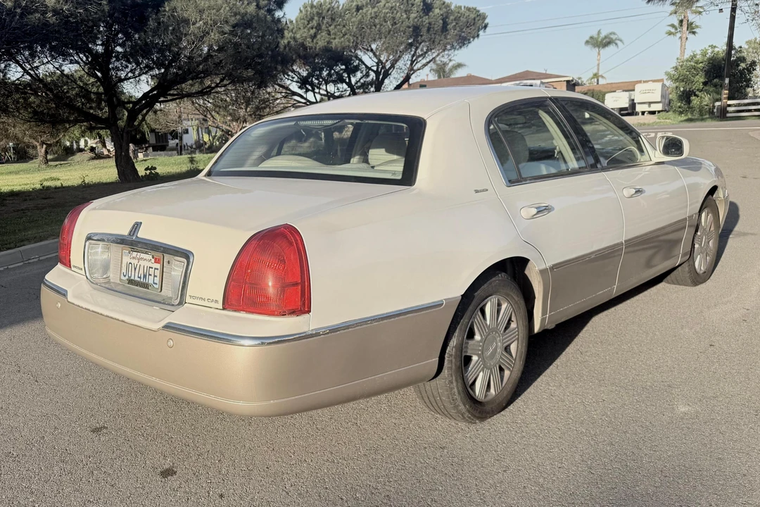 2004 Lincoln Town Car - Image 11 of 31
