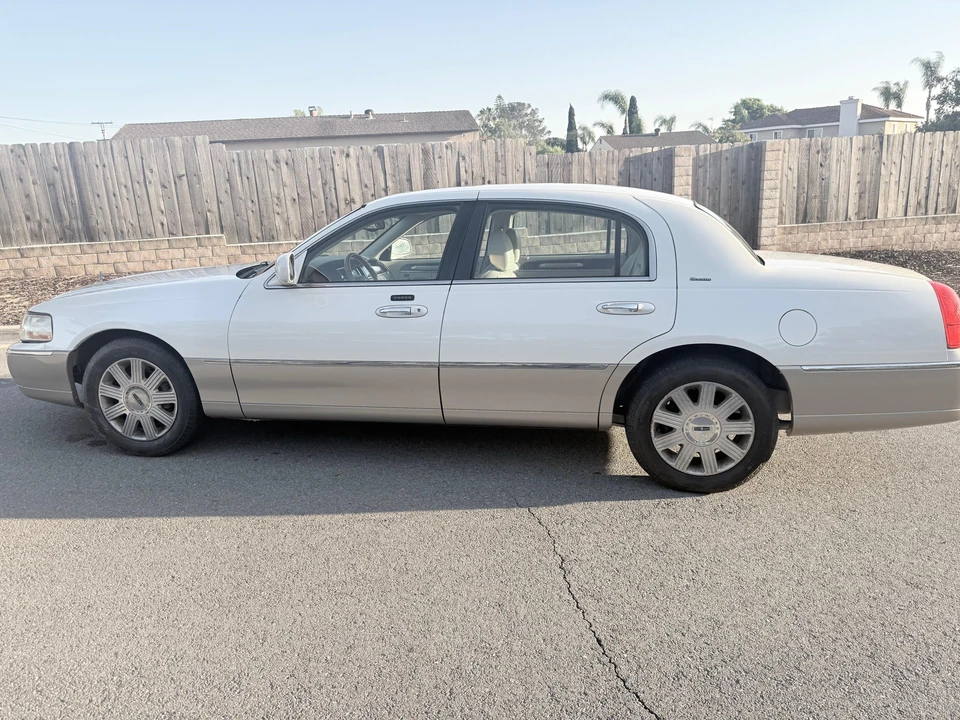 2004 Lincoln Town Car - Image 9 of 31