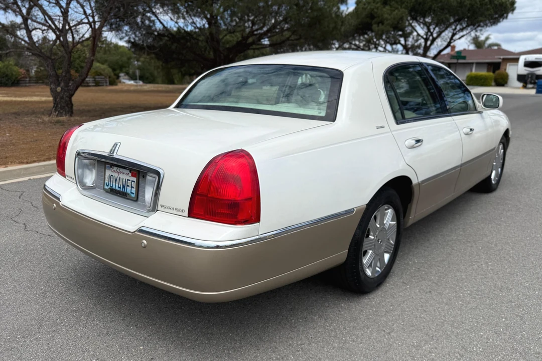 2004 Lincoln Town Car - Image 4 of 31