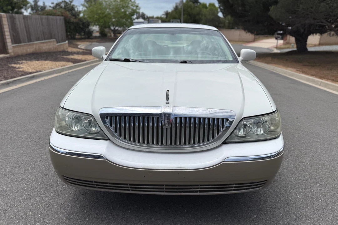2004 Lincoln Town Car - Image 2 of 31