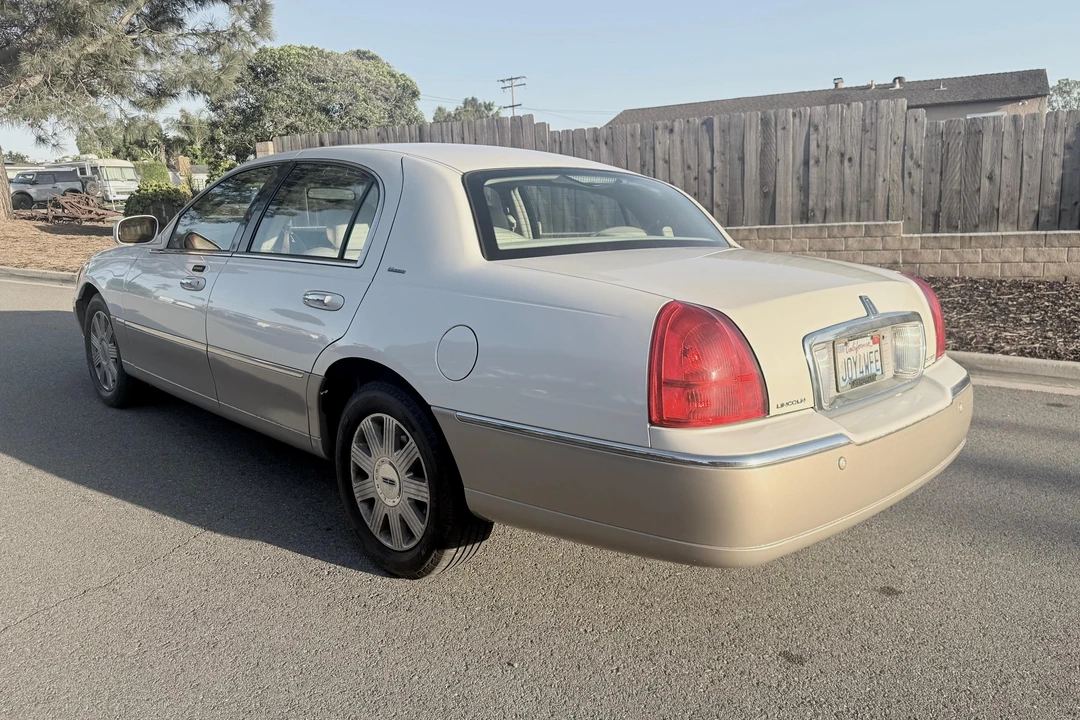 2004 Lincoln Town Car - Image 10 of 31