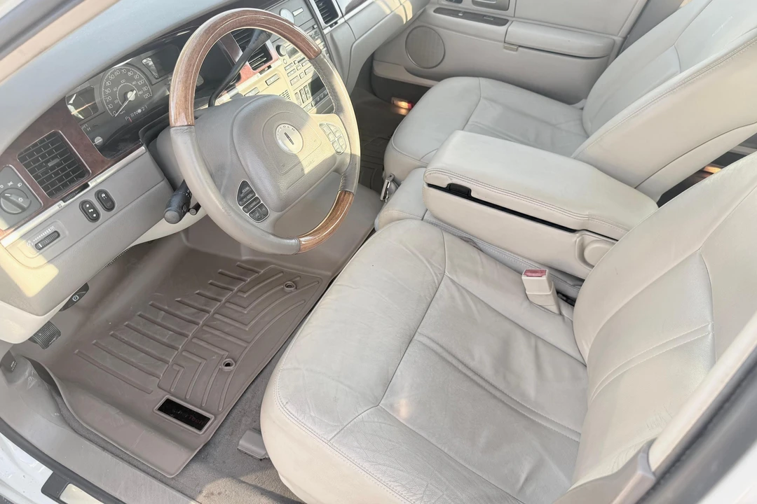 2004 Lincoln Town Car - Image 20 of 31