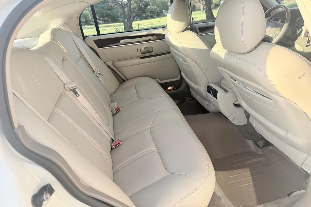 2004 Lincoln Town Car - Image 21 of 31