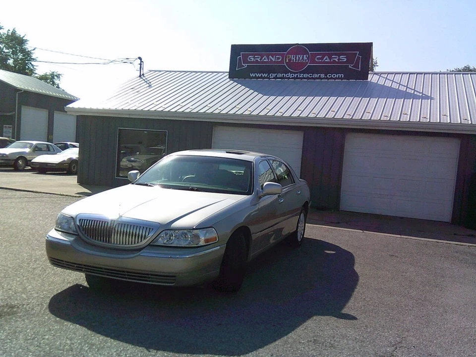 2004 Lincoln Town Car - Image 2 of 21