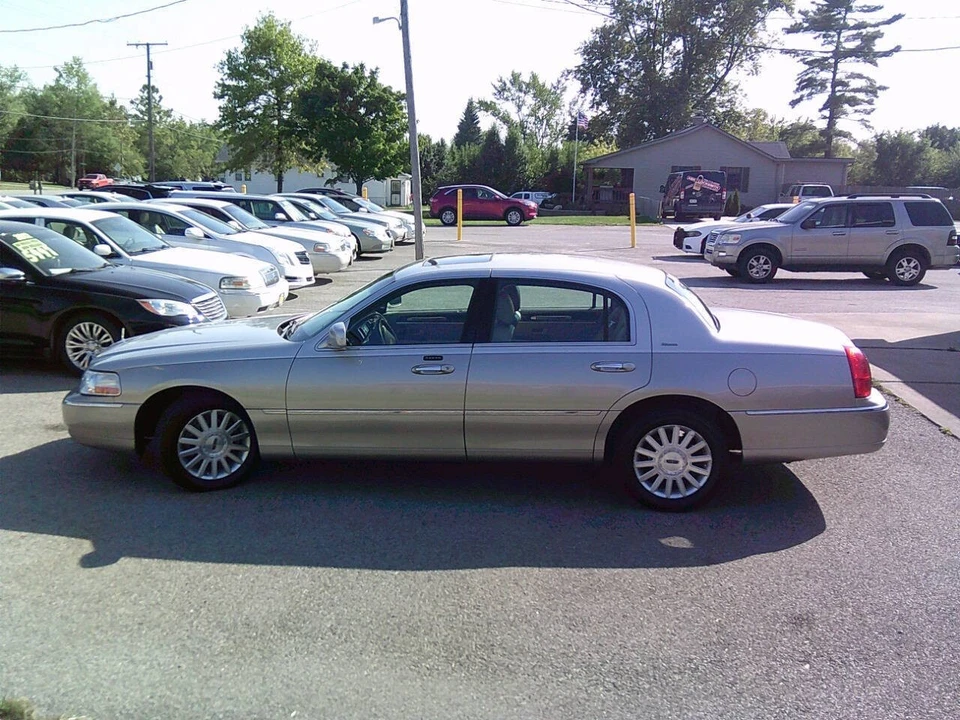 2004 Lincoln Town Car - Image 5 of 21