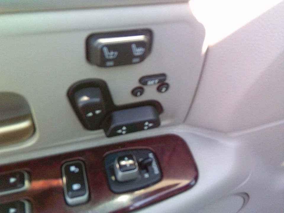 2004 Lincoln Town Car - Image 15 of 21